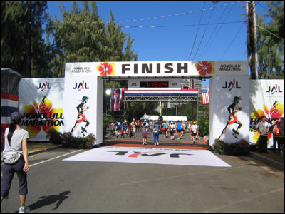 2006 Honolulu Marathon - Finish line