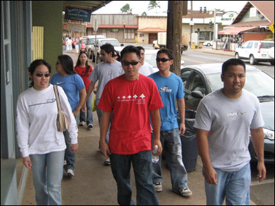 Wen, Steph, Shorts, Marvy, Mai, B, Jerm, Kawads and Tender Ronie enjoying their walk through old Paia Town