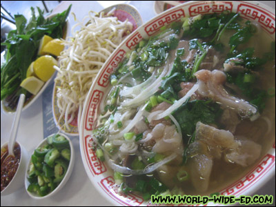 X-Large Tai Gau Gan Sach Bowl (#10 - Rare Steak, Well-cooked Flank, Tendon, Tripe - $6.50)