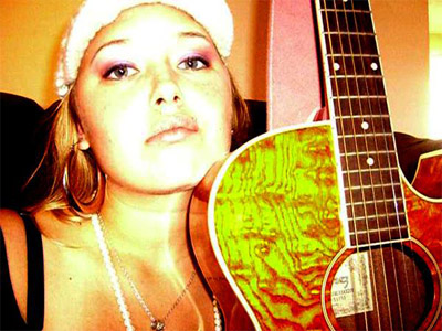 Anuhea and her guitar