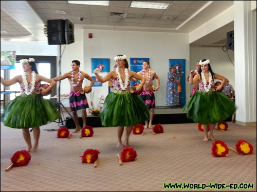 Hula dancers giving us a nice sendoff